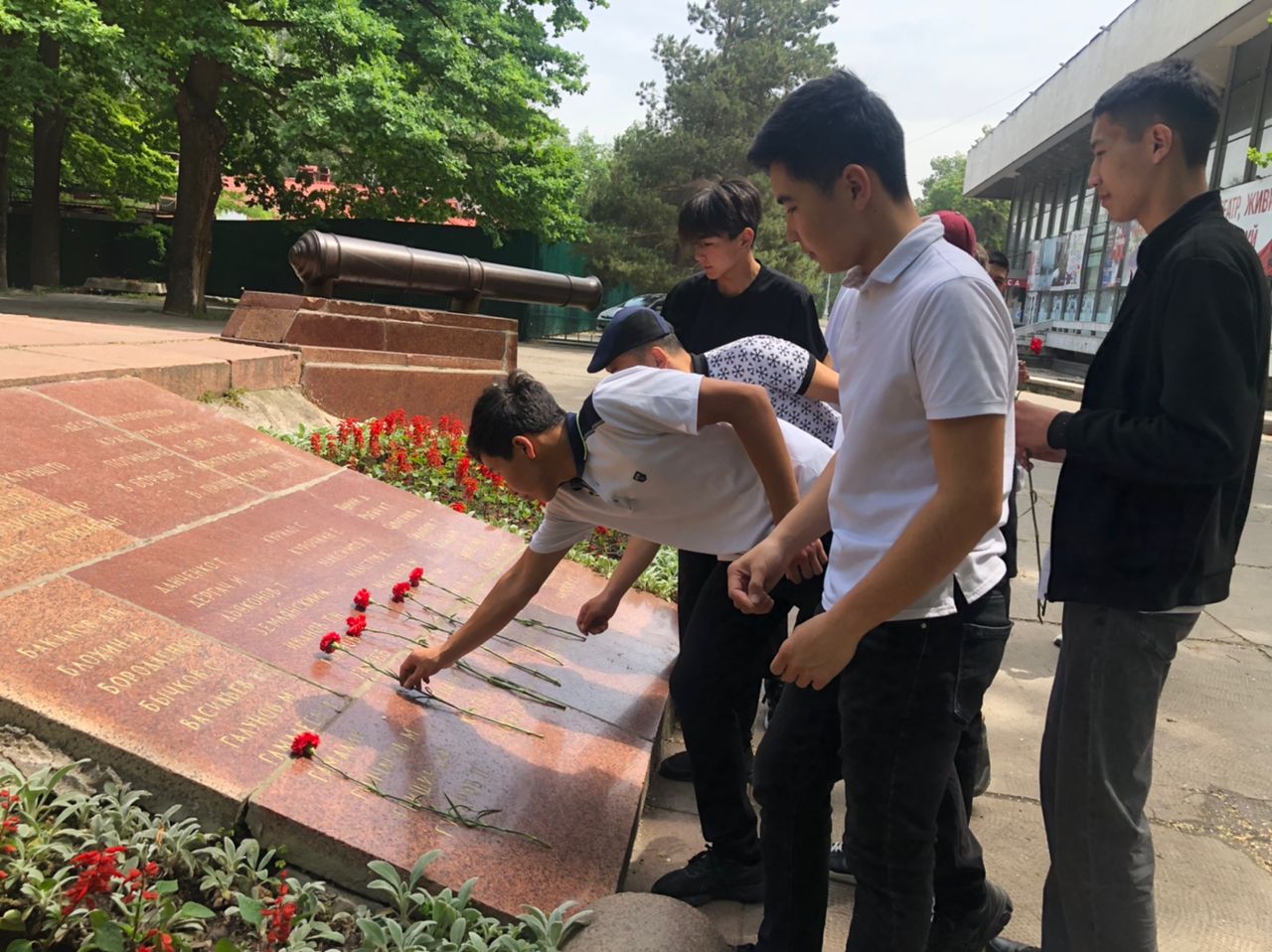 Студенты Политехнического колледжа МУКР возложили венки и цветы у Вечного огня и Аллея Славы